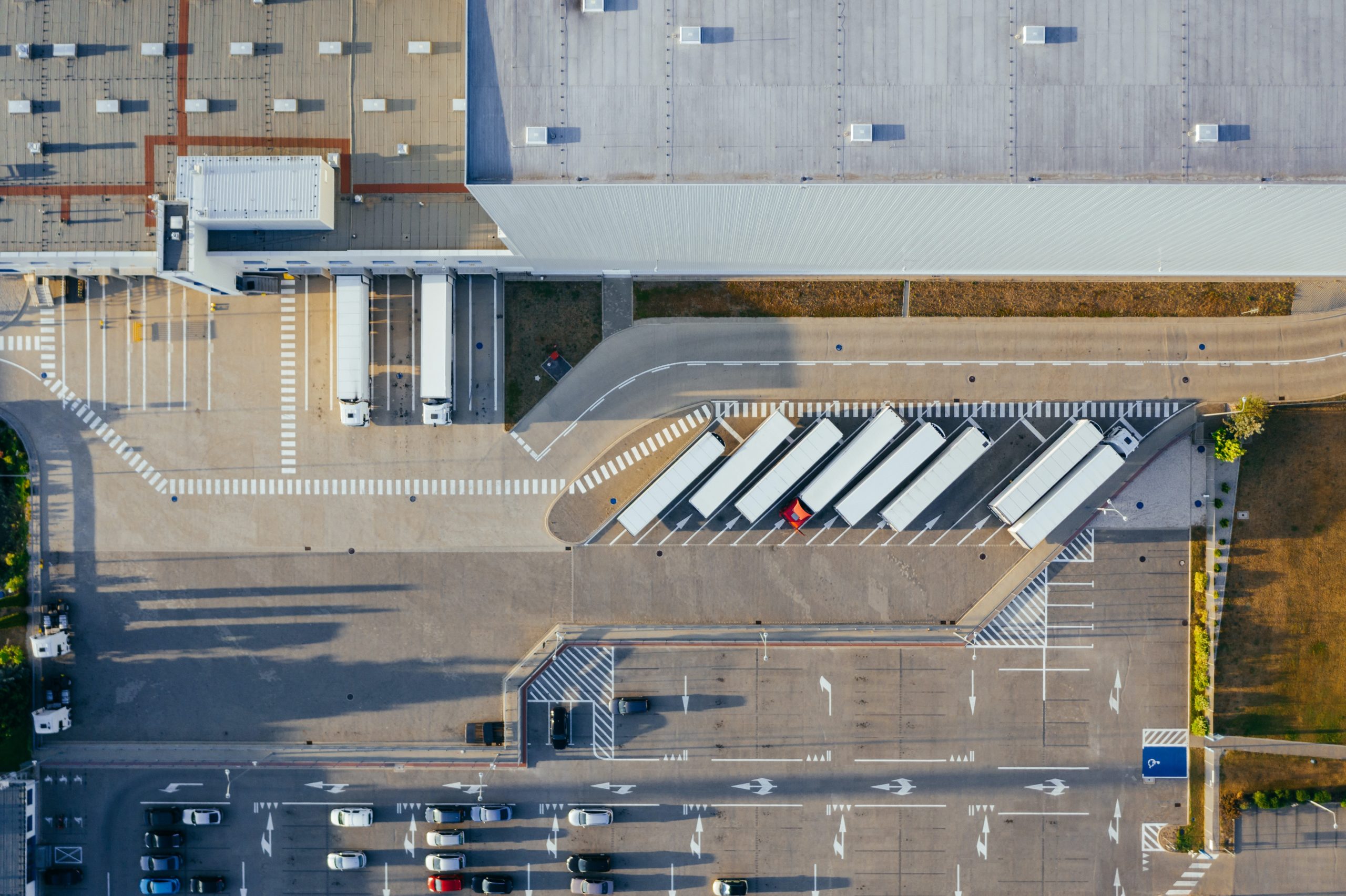 Camions garés sur une aire de logistique